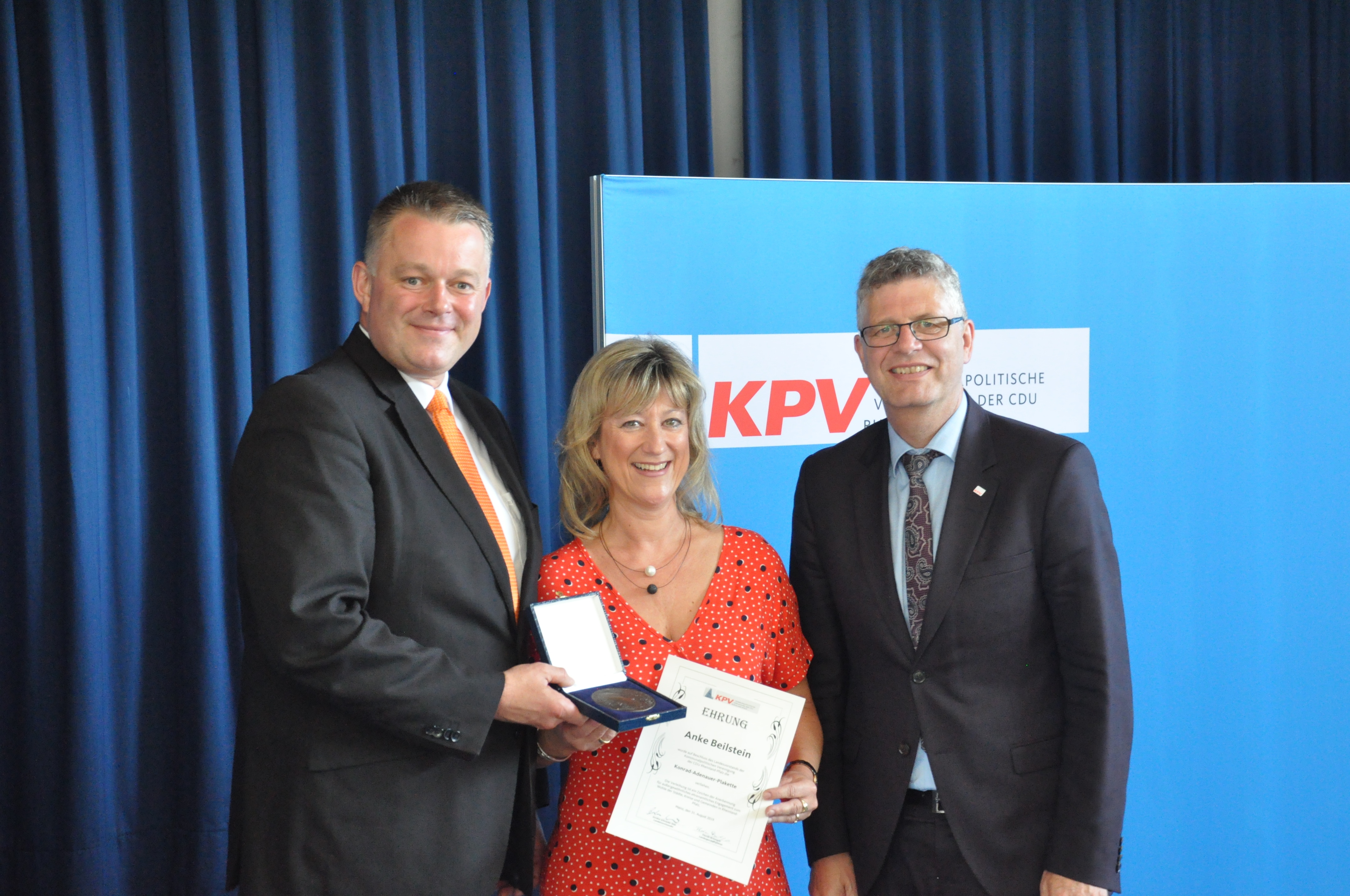 Gordon Schnieder MdL überreichte zusammen mit dem Bundesvorsitzenden, Christian Haase MdB, Anke Beilstein MdL für ihre langjährige Tätigkeit in der KPV die Konrad-Adenauer-Plakette. 